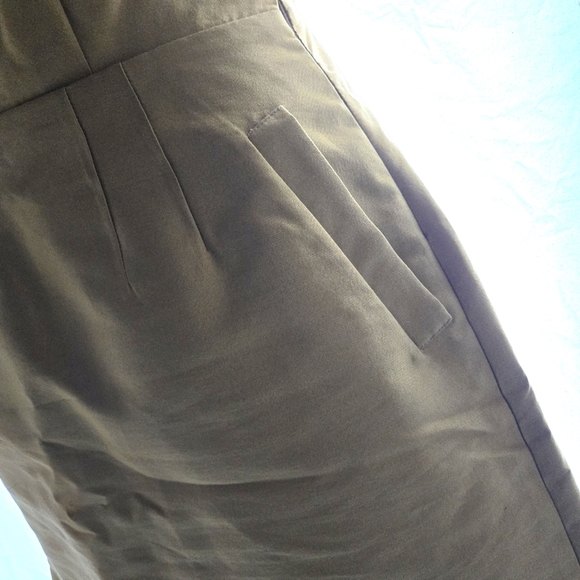 Elegant Gold Sleeveless Dress - Picture 7 of 12